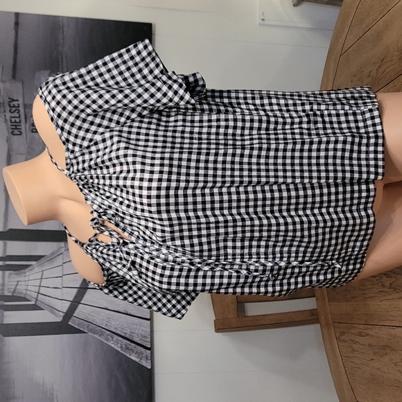 Velvet by Graham & Spencer Gingham cold shoulder - Picture 4 of 15